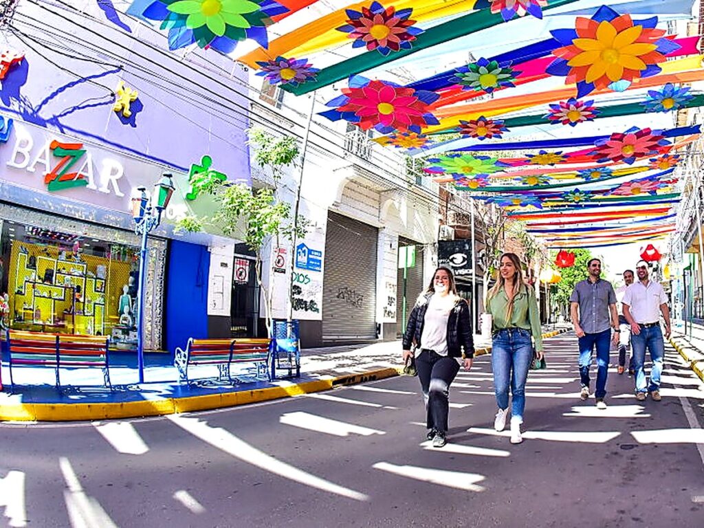 Calle Palma decorada con flores de papel, en el microcentro de Asunción