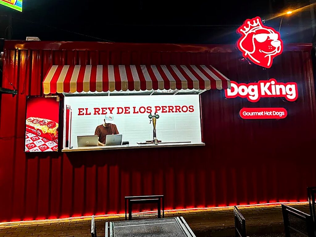 Fachada de Dog King en el Villa Morra Food Park
