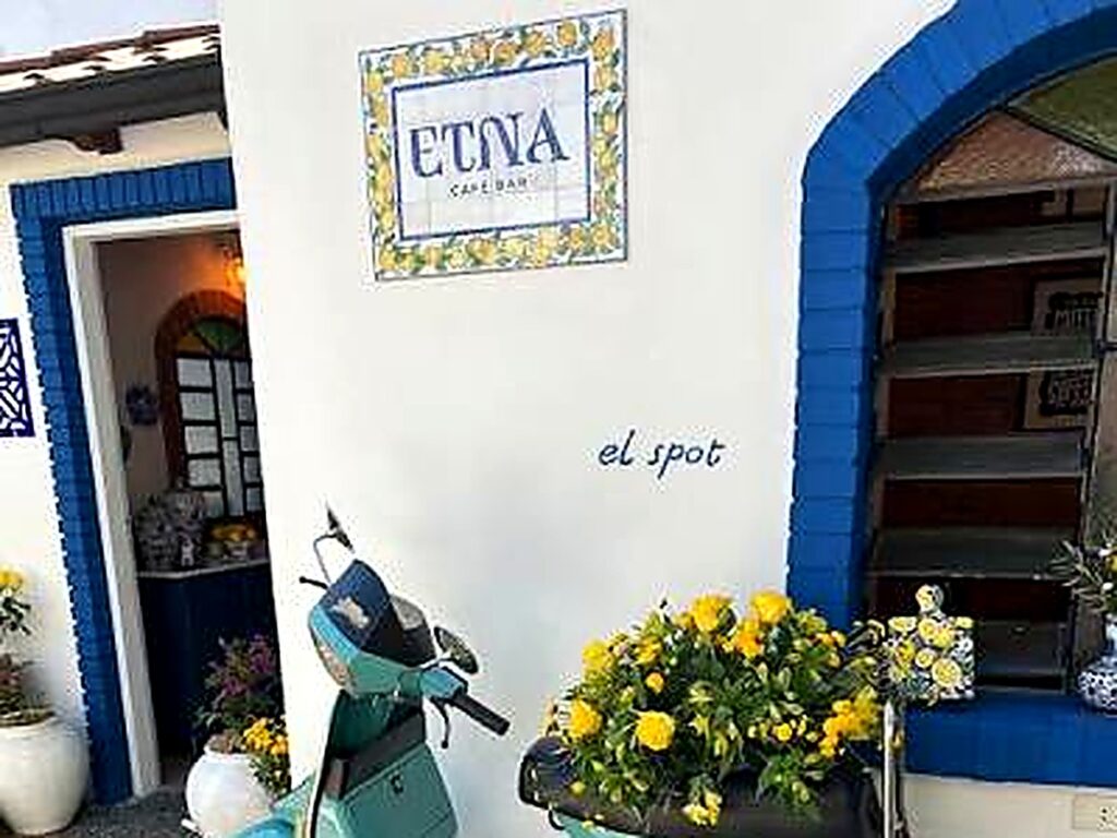 Fachada de Etna Café Bar en Asunción