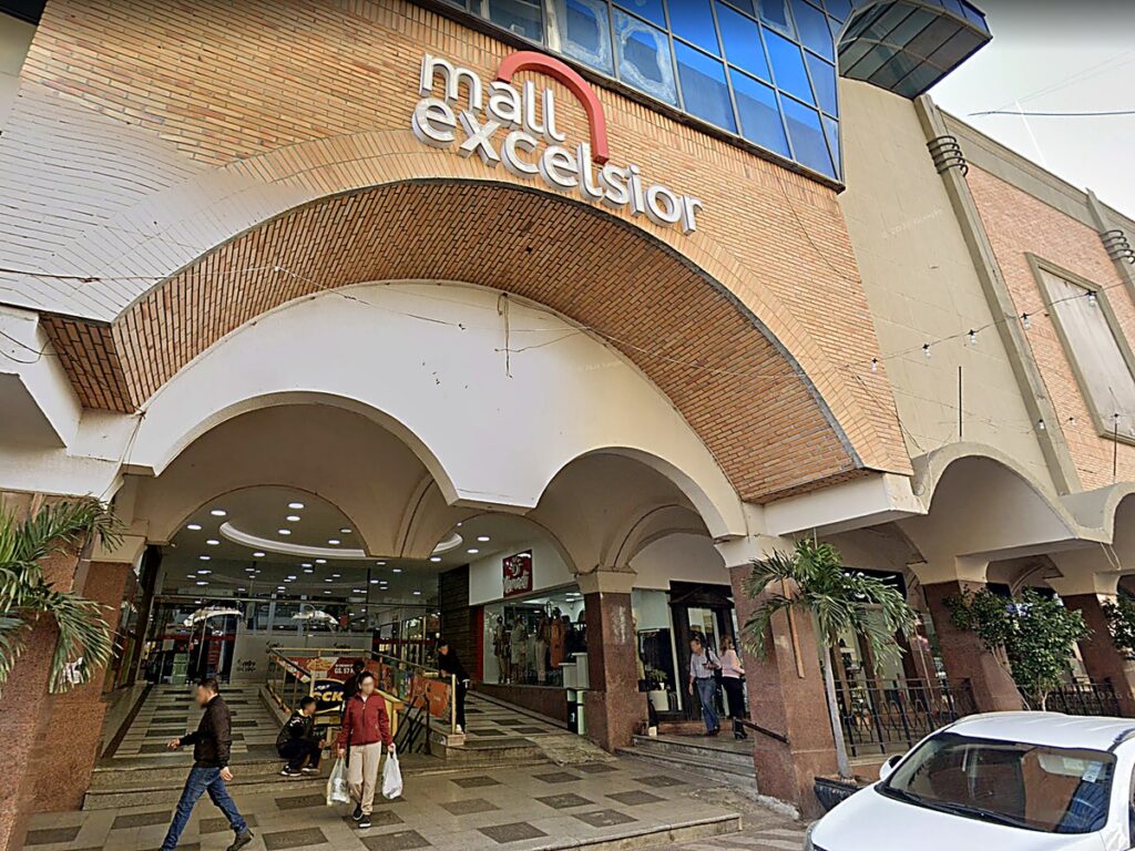 Fachada del Mall Excelsior en el centro de Asunción