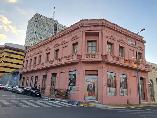 Edificio rosado de esquina del Museo del Arpa Paraguaya