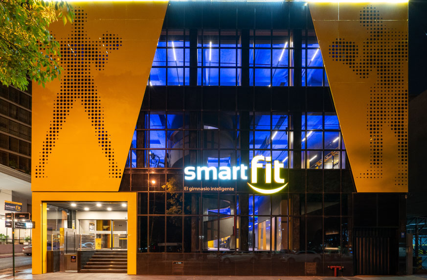 Fachada iluminada de Smart Fit Centro