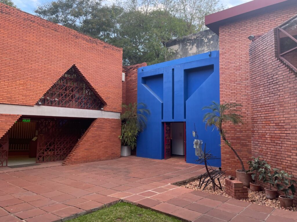 Centro de Artes Visuales / Museo del Barro